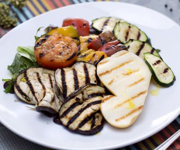 Ensalada con scamorza y verduras a la parrilla