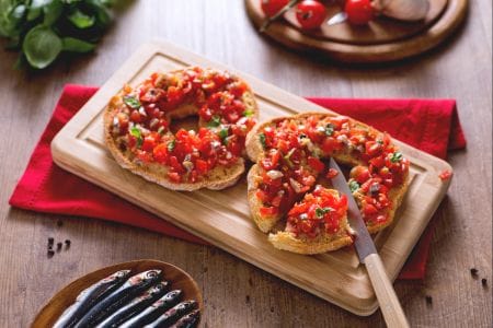 Friselle con tomate y anchoas