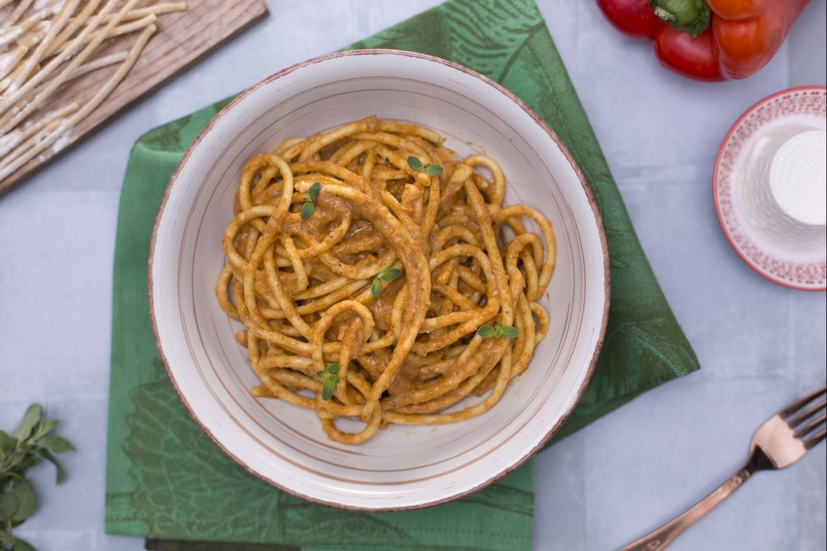 Bigoli en salsa de pimientos rojos