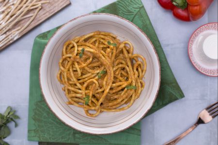 Bigoli en salsa de pimientos rojos