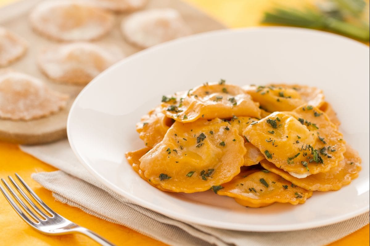 Raviolis rojos con tomate