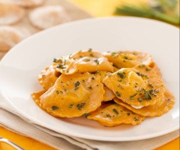 Raviolis rojos con tomate