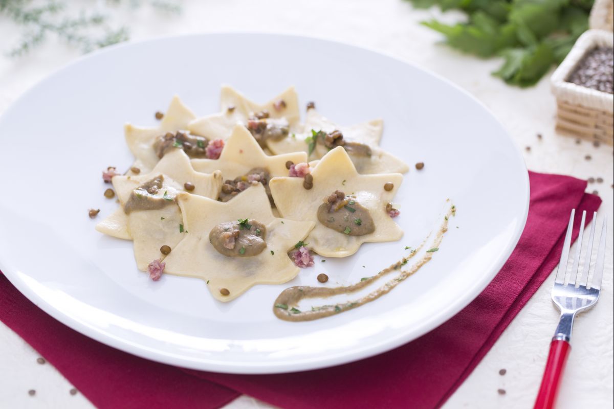 Ravioles al cotechino con salsa de lentejas