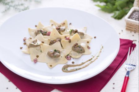 Ravioles al cotechino con salsa de lentejas