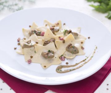 Ravioles al cotechino con salsa de lentejas