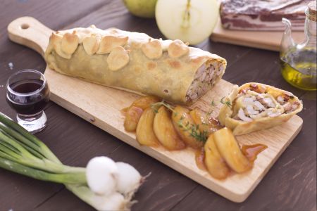 Strudel de cerdo con manzanas al marsala