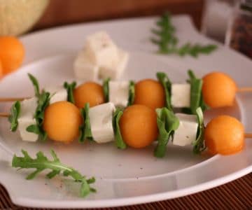 Brochetas de melón, feta y rúcula