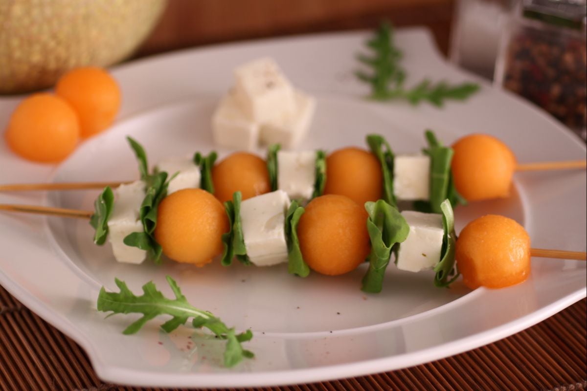 Brochetas de melón, feta y rúcula