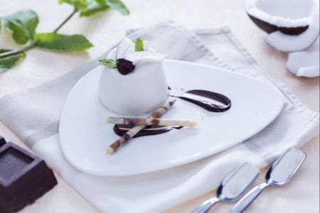 Panna cotta de coco con salsa de chocolate