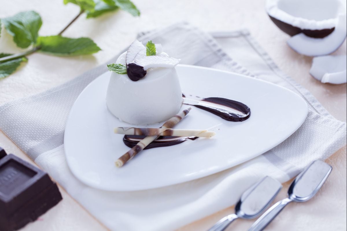 Panna cotta de coco con salsa de chocolate
