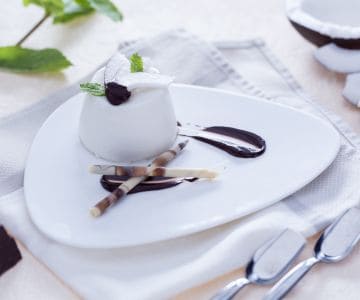 Panna cotta de coco con salsa de chocolate