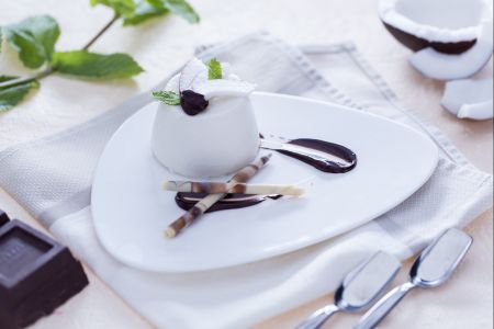Panna cotta de coco con salsa de chocolate