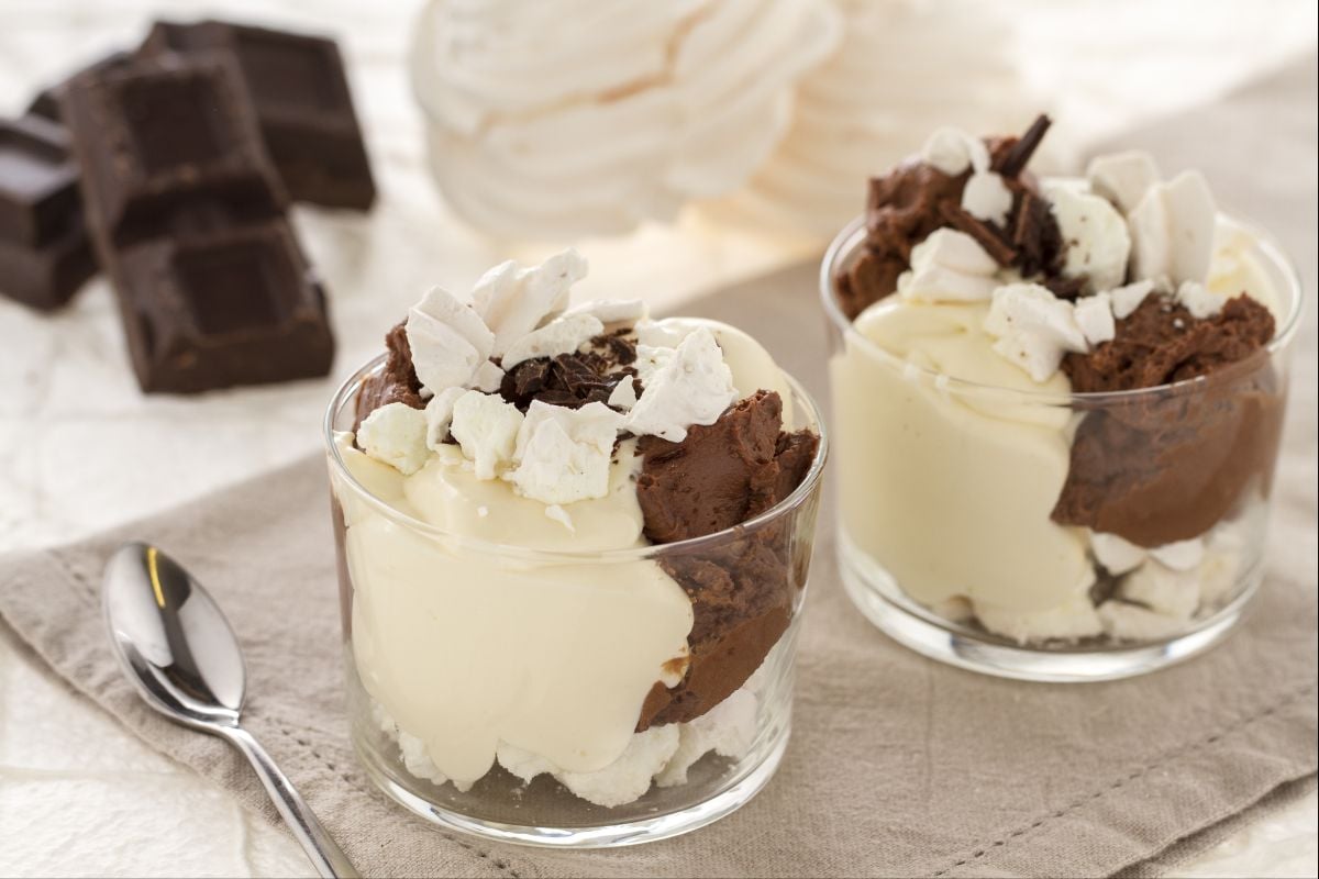 Copa de mascarpone con chocolate y merengues