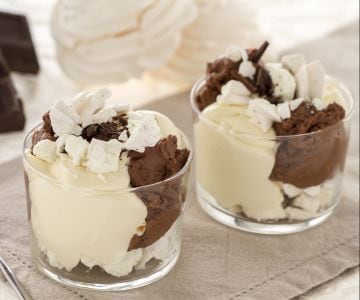 Copa de mascarpone con chocolate y merengues