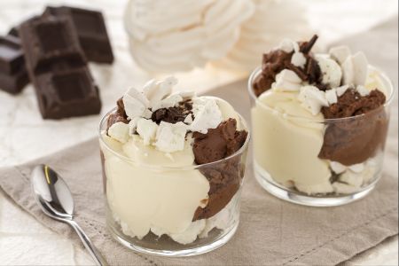 Copa de mascarpone con chocolate y merengues