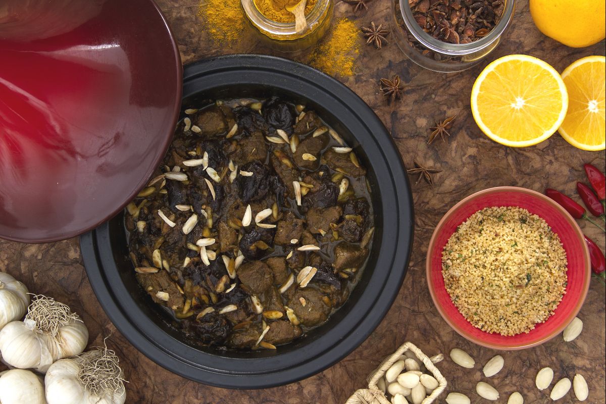 Tajine de cordero con ciruelas y almendras