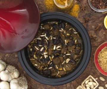 Tajine de cordero con ciruelas y almendras