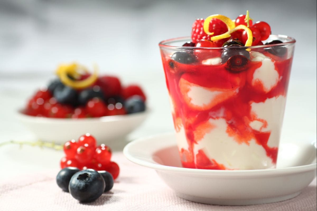 Copa variada con frutos del bosque