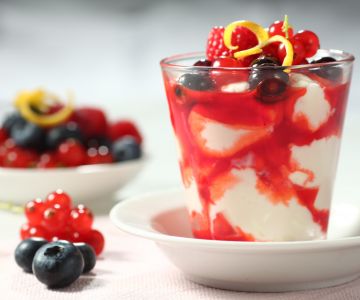 Copa variada con frutos del bosque