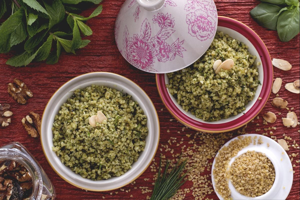Bulgur con pesto de hierbas frescas y nueces