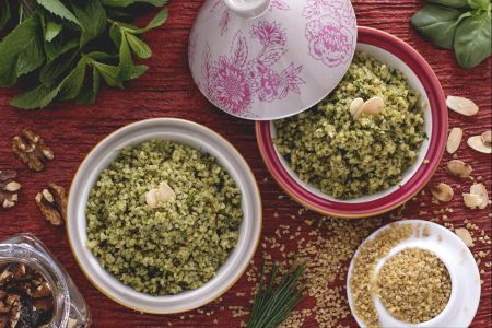 Bulgur con pesto de hierbas frescas y nueces
