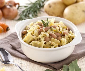 Sopa de pasta y alubias borlotti