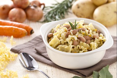 Sopa de pasta y alubias borlotti