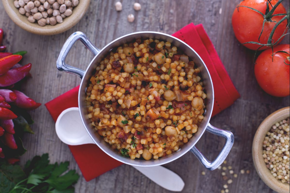 Fregola con garbanzos y panceta