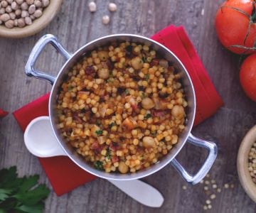 Fregola con garbanzos y panceta