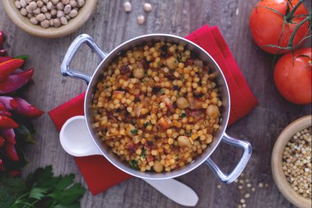 Fregola con garbanzos y panceta