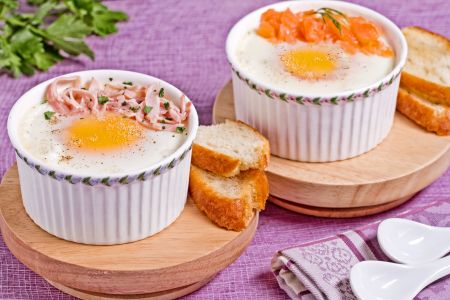 Huevos en cocotte con salmón
