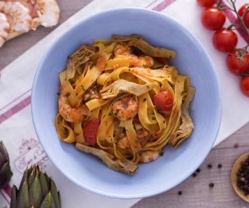 Fettuccine con alcachofas y colas de gambas