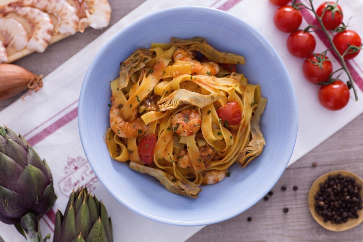 Fettuccine con alcachofas y colas de gambas