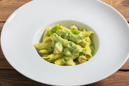 Garganelli con pesto de calabacín y gambas