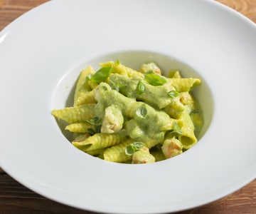Garganelli con pesto de calabacín y gambas