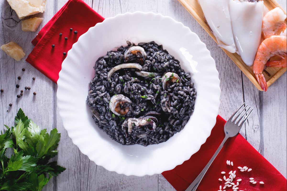 Risotto al nero di seppia con gamberi