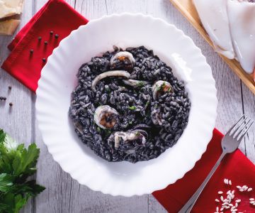 Risotto al nero di seppia con gamberi