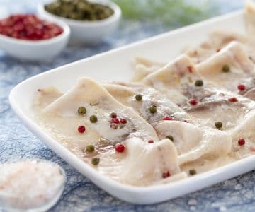 Carpaccio de pez espada con pimienta verde y rosa