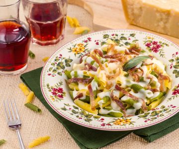 Maccheroncini al pettine con culatello y crema de parmesano