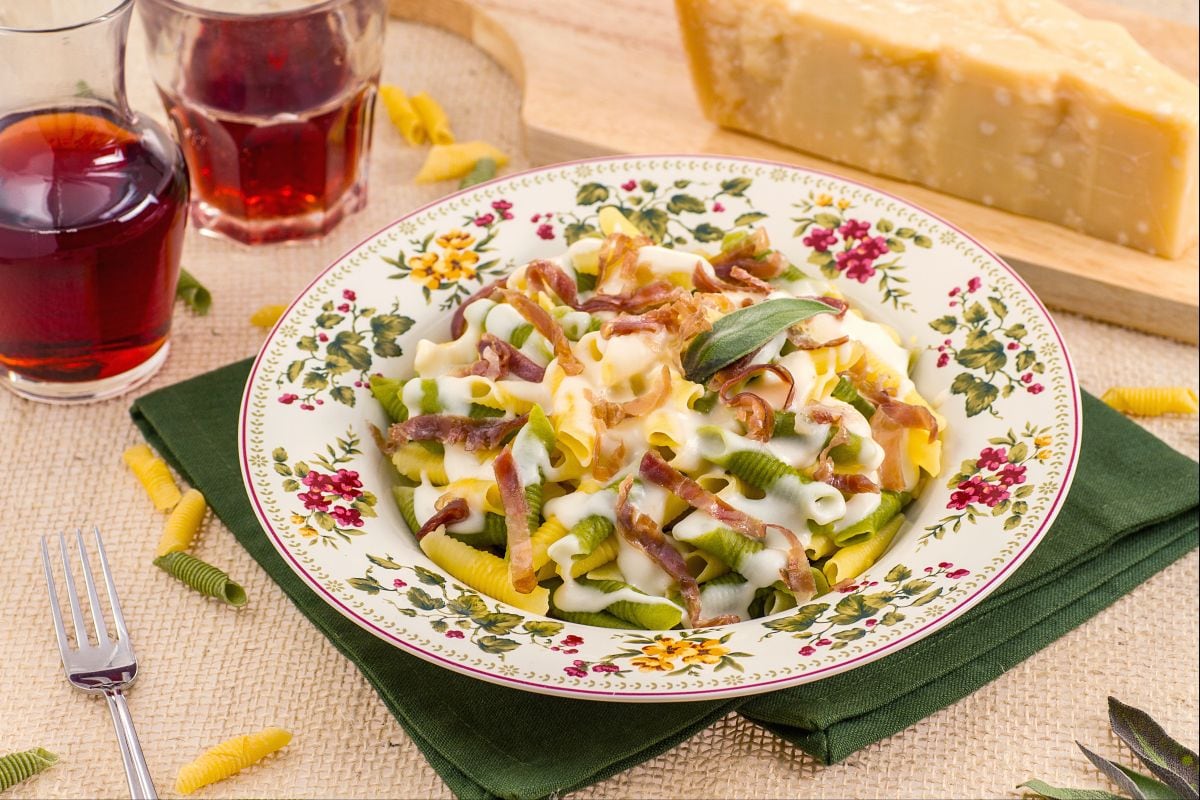 Maccheroncini al pettine con culatello y crema de parmesano