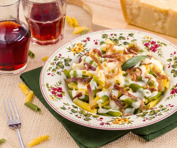 Maccheroncini al pettine con culatello y crema de parmesano