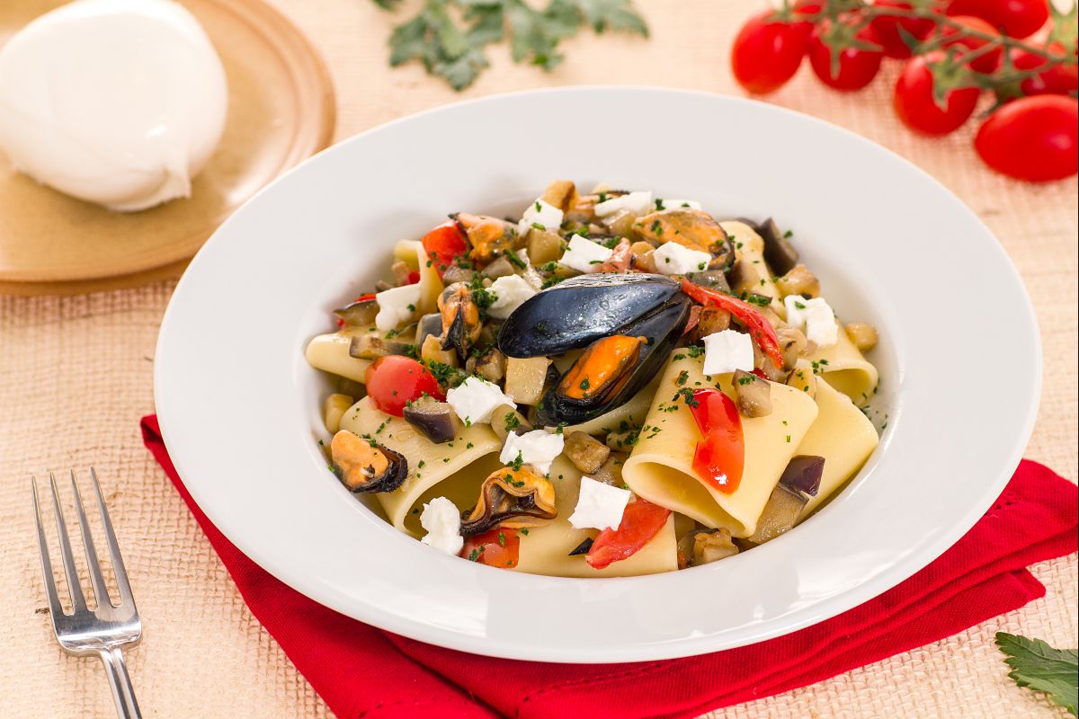 Paccheri con berenjenas, mejillones y mozzarella de búfala