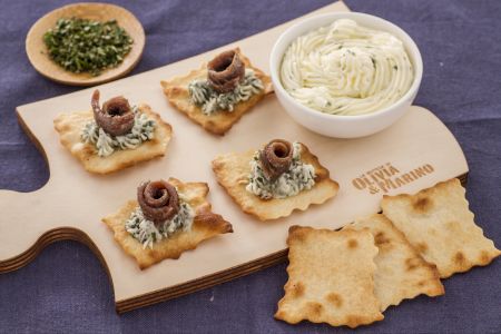 Hojaldres con mantequilla aromatizada y anchoas