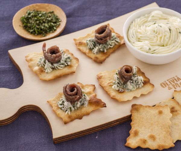 Hojaldres con mantequilla aromatizada y anchoas