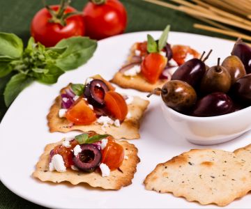 Hojaldres con aceitunas, tomate y migas de feta