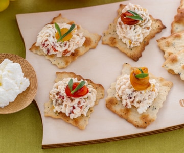 Hojaldres de aceitunas con ricotta y pimientos asados