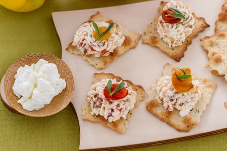 Hojaldres de aceitunas con ricotta y pimientos asados