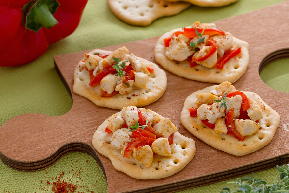 Tostadas con pollo a la paprika y pimientos rojos