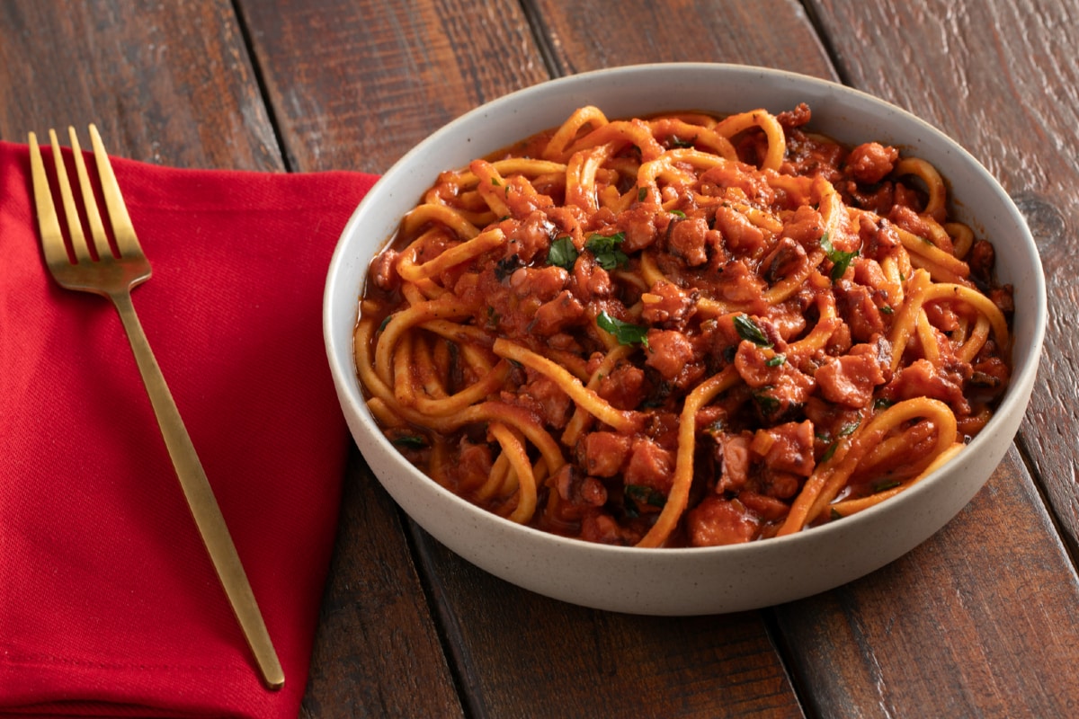 Spaghetti alla chitarra con ragú de pulpo