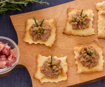 Hojaldres con crema de lentejas y cotechino